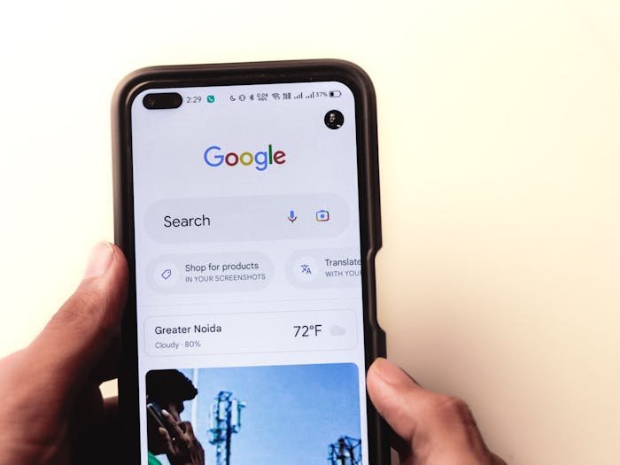 Smartphone affichant la page d'accueil Google
