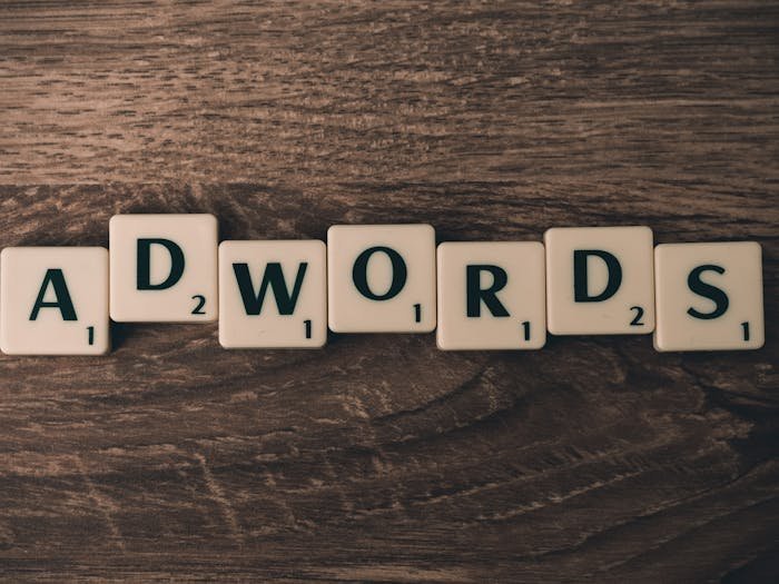 Tuiles formant le mot ADWORDS