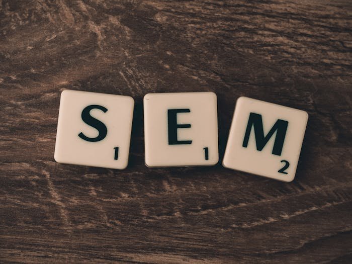 Tuiles formant le mot SEM