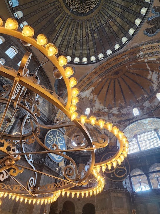 Intérieur orné avec lustre doré et coupole décorée