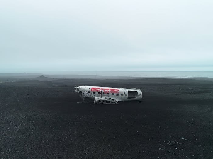 Épave d’avion sur plage volcanique islandaise