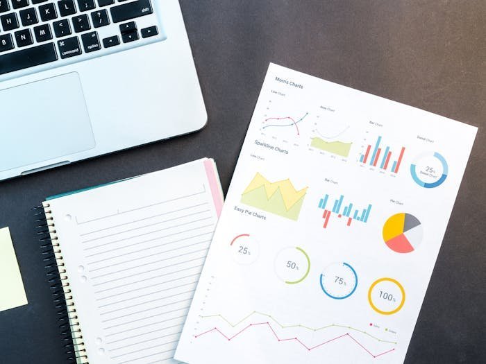 Ordinateur portable avec carnet de notes pour analyses données à Agence Communication Montpellier